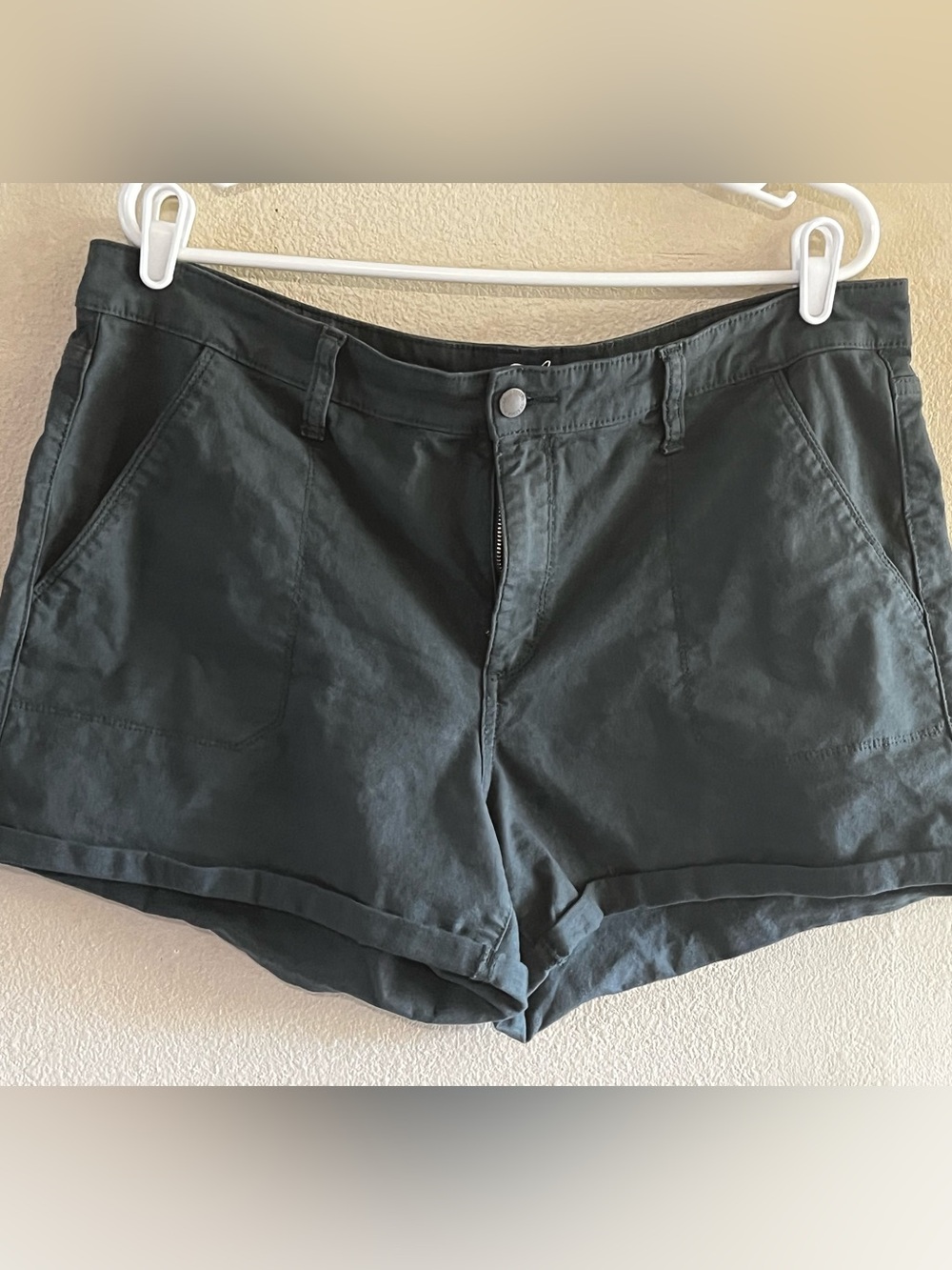 Universal Thread Women's Cargo Shorts - Charcoal